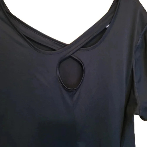 Danskin Now Black t-shirt with circle back - Picture 2 of 4